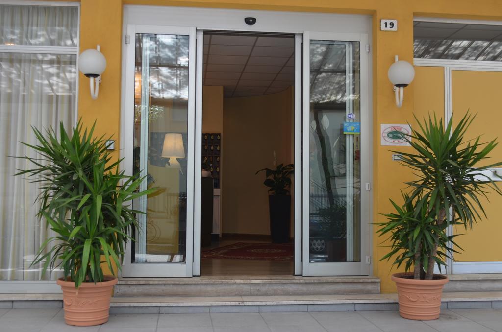 Hotel Capitol Pesaro Exterior photo