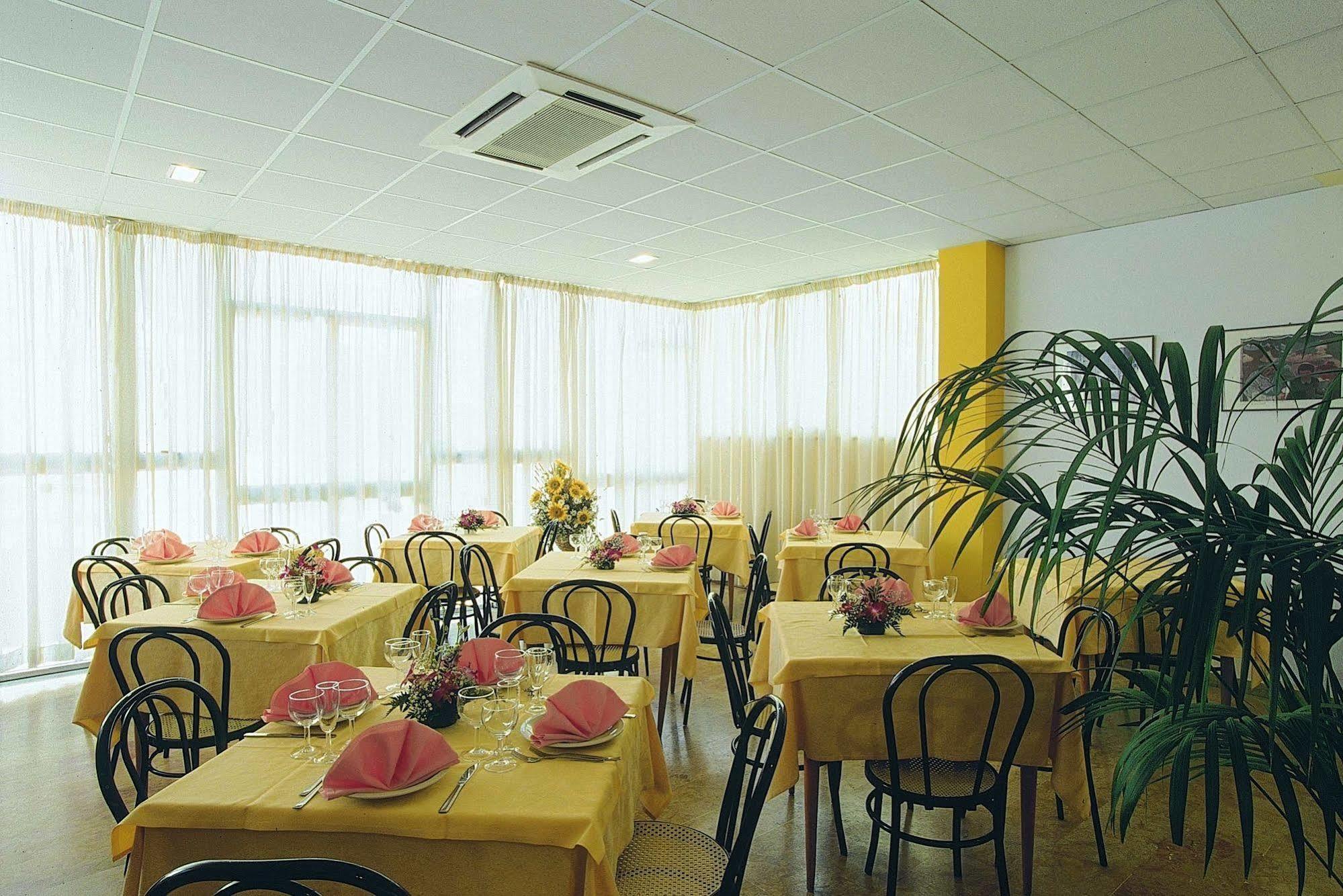 Hotel Capitol Pesaro Exterior photo