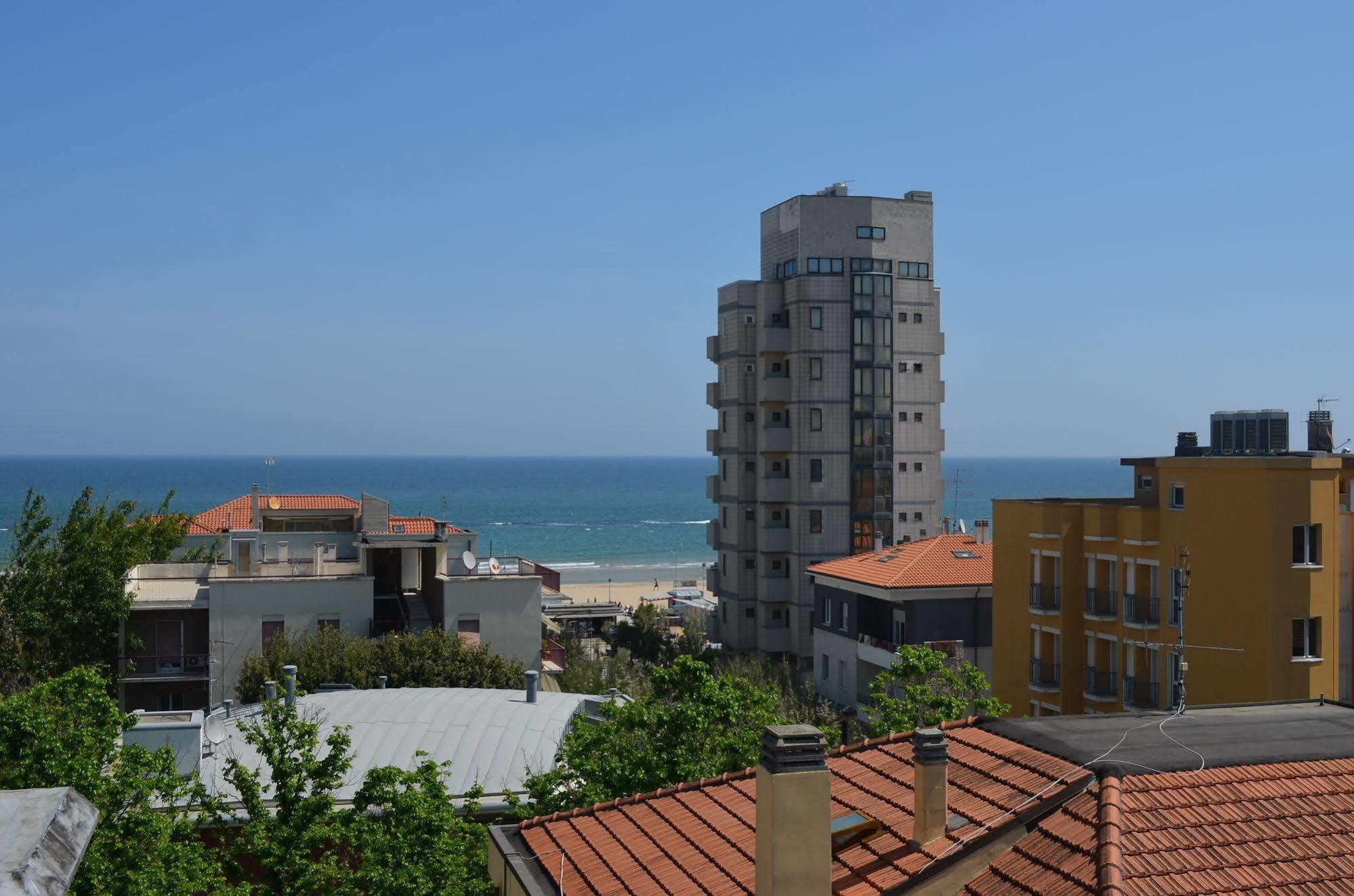 Hotel Capitol Pesaro Exterior photo